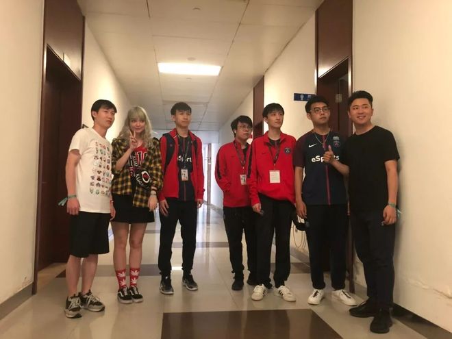 面向窗边侧